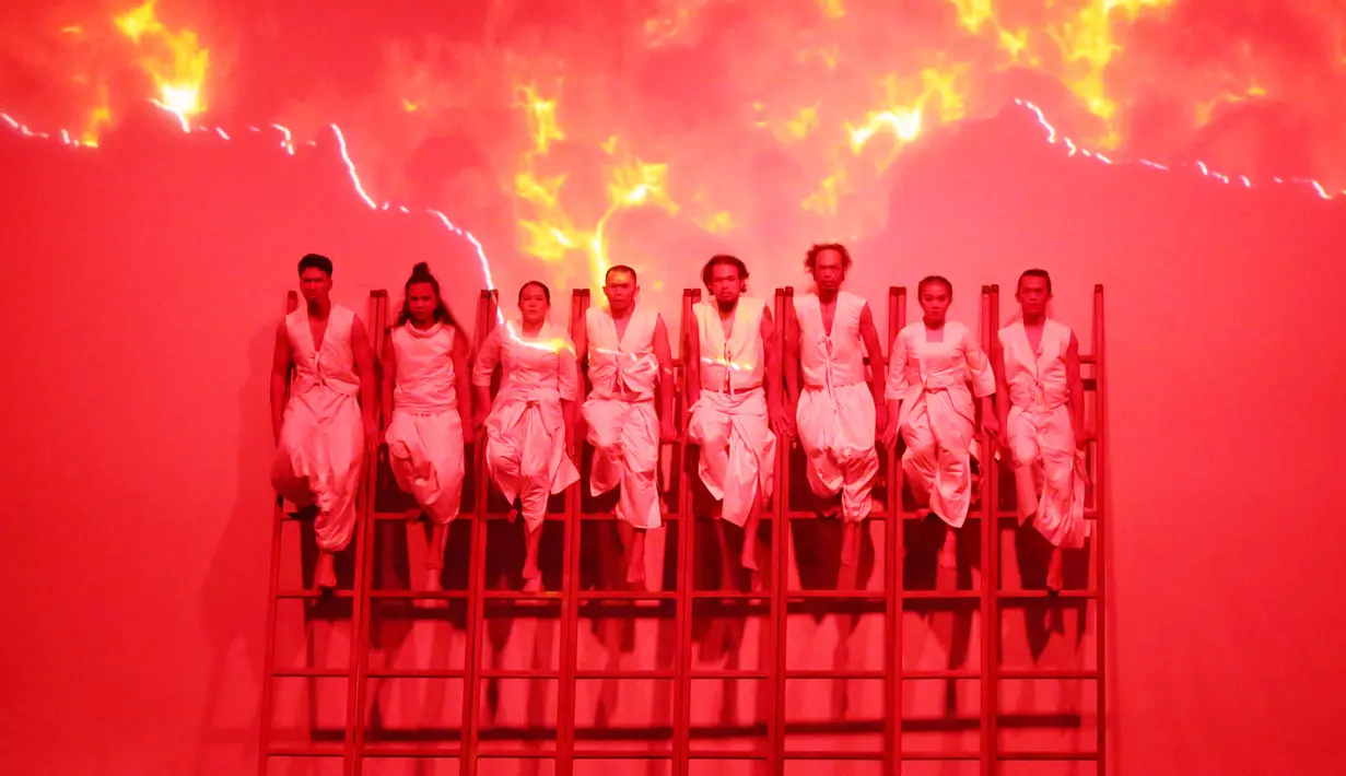 Maupun pertunjukan teater kelas dunia Under The Volcano yang dimainkan Komunitas Seni Hitam Putih. Atau pertunjukan teater lainnya disajikan secara konsisten oleh Bakti Budaya Djarum Foundation sejak tahun 1992. [Foto: Bambang E. Ros/Fimela.com]