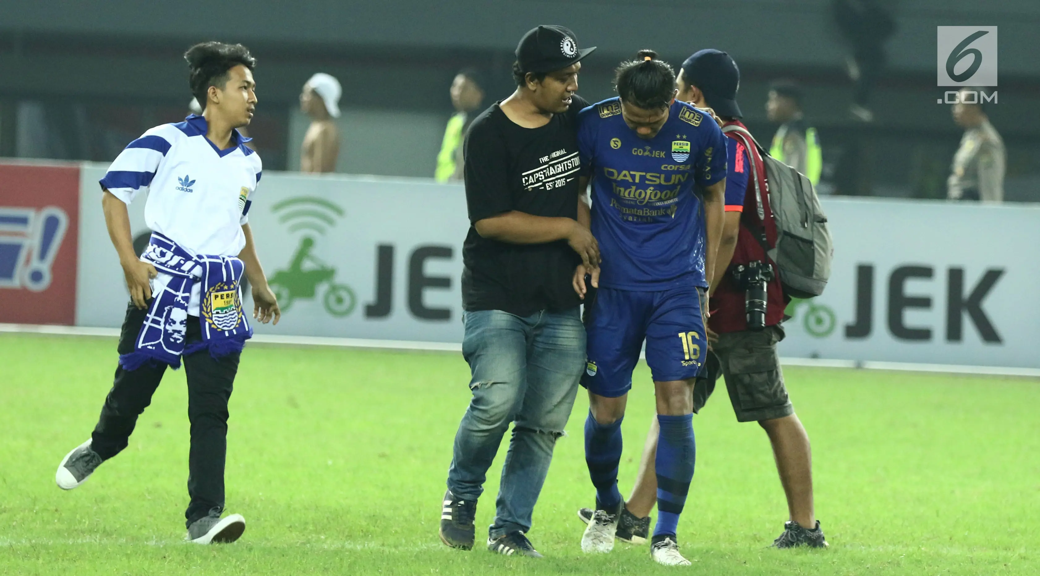 Pemain Persib, Achmad Jufriyanto dipeluk suporter usai dikalahkan Bhayangkara FC dilanjutan Liga 1 Indonesia di Stadion Patriot Candrabhaga, Bekasi, Minggu (4/6). Bhayangkara FC menang 2-0. (Liputan6.com/Helmi Fithriansyah)