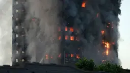 Sebuah gedung apartemen bertingkat 27 lantai yang terbakar di London (14/6). Sebanyak 200 pemadam kebakaran dikerahkan ke lokasi bersama 40 unit mobil pompa air. (AP Photo/Matt Dunham)