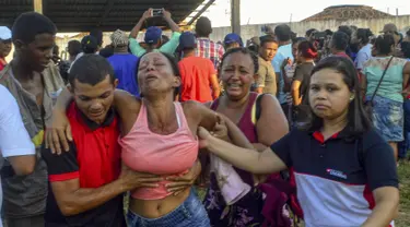 Kerabat para tahanan menangis setelah mendapatkan informasi tentang orang yang mereka cintai tewas sehari setelah kerusuhan di Altamira Regional Recovery Center di kota Altamira, Brasil (30/7/2019). Kerusuhan tersebut menewaskan 57 orang dalam pertempuran antargeng. (AFP/Bruno Santos)