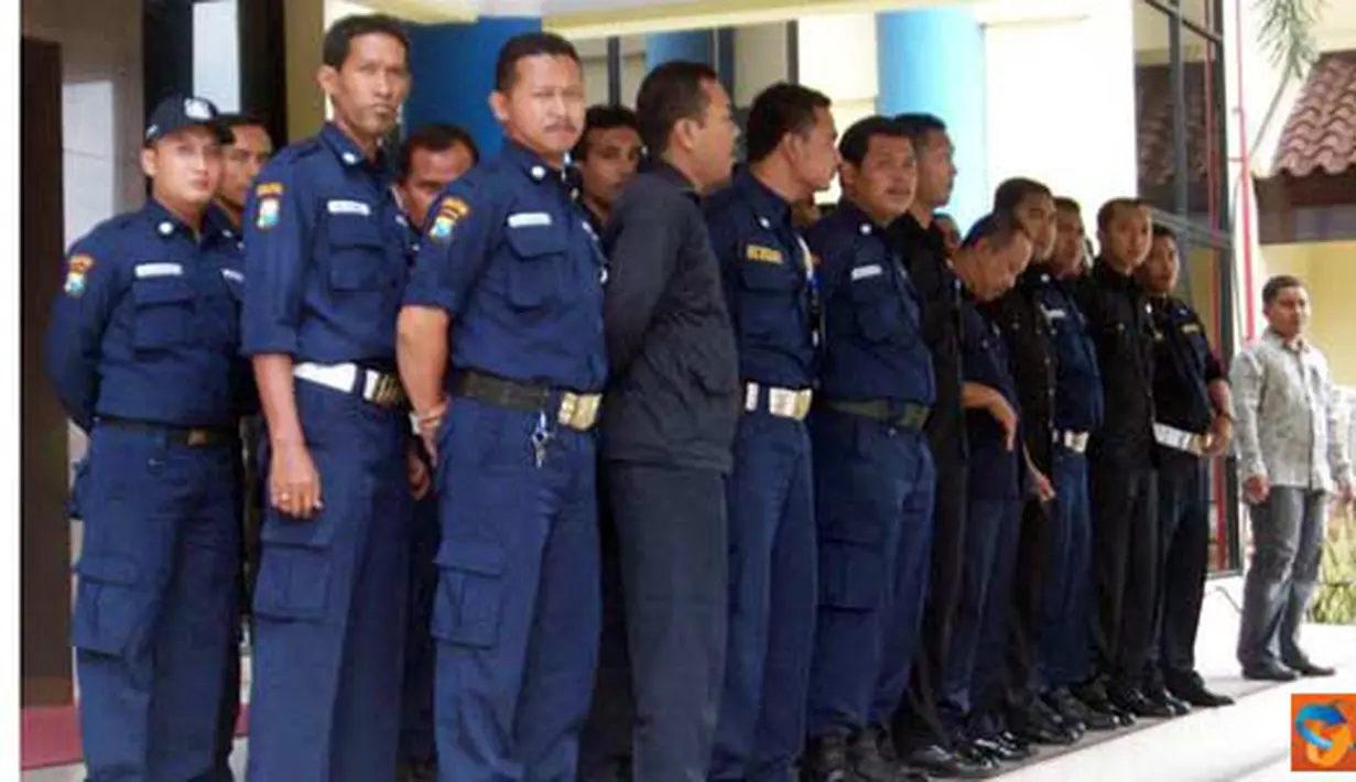 Citizen6, Surabaya: Petugas pengamanan kampus bersiap mengamankan aksi demo mahasiswa Unair peduli pendidikan dengan berdiri di depan pintu masuk Gedung manajemen kampus C. (Pengirim: Ziadatur Rohmah, kelompok 16) 