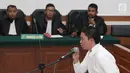 Terdakwa kasus dugaan penipuan dan penggelapan biro perjalanan umrah First Travel, Komisaris First Travel Kiki Hasibuan saat menjalani sidang vonis di Pengadilan Negeri Depok, Jawa Barat, Rabu (30/5). (Liputan6.com/Herman Zakharia)