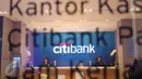 Sejumlah karyawan bersiap melayani nasabahnya di cabang Citi Bank Pantai Indah Kapuk, Jakarta, Jumat (30/10/2015).  Dengan meresmikan Citi Smart Branch misi Citi dalam menghadirkan pengalaman perbankan yang lebih sederhana. (Liputan6.com/Angga Yuniar)