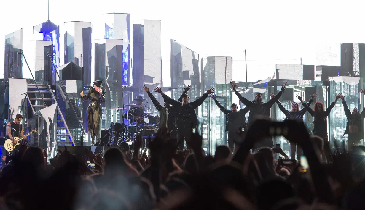 Aksi panggung Lady Gaga saat menghibur penonton di Coachella Music & Arts Festival di Empire Polo Club (15/4). Festival ini selalu ditunggu pecinta musik dunia dan juga selebriti Hollywood. (AFP Photo / Valerie Macon)