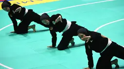 Tim pencak silat seni beregu putri Indonesia, Pramudita Yuristya (kiri), Lutfi Nurhasanah (tengah) dan Gina Tri Lestari (kanan) tampil dalam babak final Asian Games 2018 di TMII, Jakarta, Rabu (29/8). (ANTARA FOTO/INASGOC/Melvinas Priananda/nak/18)