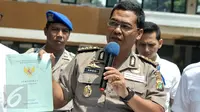  Kabid Humas Polda Metro Jaya Kombes Pol Argo Yuwono menunjukan barang bukti kasus dugaan penipuan, penggelapan dan tindak pidana pencucian uang (TPPU) Pandawa Group di Polda Metro, Jakarta, Kamis (9/3). (Liputan6.com/Yoppy Renato)