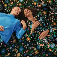 Musim semi identik dengan warna-warna cerah dan solid yang memunculkan nuansa hangat nan ceria. Nuansa itu pula yang coba dihadirkan Kate Spade New York dalam Spring 22 Collection. (Dok/Kate Spade New York).