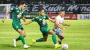 Irfan Jaya (kanan) sejatinya hanya sebentar menyapa mantan timnya. Ia masuk di menit keempat injury time babak kedua. Walau sebentar, ia langsung mendapatkan 'kado' selamat datang dari bek Persebaya, Rizky Ridho (tengah). (Bola.com/Wahyu Pratama)