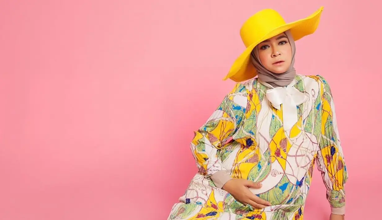 Aryani Fitriana saat melakukan maternity shoot juga tampak mengenakan makeup tebal. Tak sedikit netizen yang pangling dengan penampilan istri Donny Michael ini. Gaya makeup dan busananya pun tampak serasi. Berpose dengan wajah tanpa senyum pun, ia terlihat cantik. (Liputan6.com/IG/@aryanifitriana24)