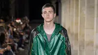 Hermes mengeluarkan koleksi jaket berwarna hijau yang dibilang mirip dengan jaket hijau khas Go-Jek. (Foto: vogue.com)