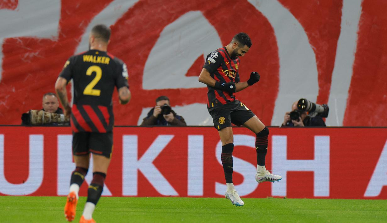 Selebrasi gelandang Manchester City, Riyad Mahrez setelah menjebol gawang RB Leipzig pada laga leg pertama babak 16 besar Liga Champions 2022/2023 di Leipzig, Jerman (22/2/2023). Riyad Mahrez tercatat telah mencetak 3 gol dan 2 assist dari total 9 laga bagi Manchester City hingga babak semifinal. Gol terakhirnya dicetak saat Man City bermain imbang 1-1 dengan RB Leipzig pada leg pertama babak 16 besar, 22 Februari 2023. (AFP/Odd Andersen)