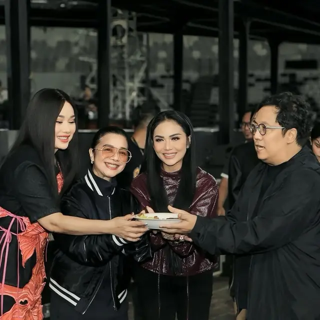 Gaya Kompak Tiga Diva Krisdayanti, Ruth Sahanaya, dan Titi DJ  di Satu Panggung, Tampil Energik di Usia 50an