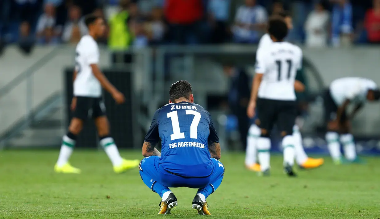 Pemain Hoffenheim, Steven Zuber tertunduk kecewa usai tinya kalah dari Liverpool pada kualifikasi Liga Champions di Rhein-Neckar-Arena, Sinsheim, (15/8/2017). Liverpool menang 2-1. (REUTERS/Ralph Orlowski)