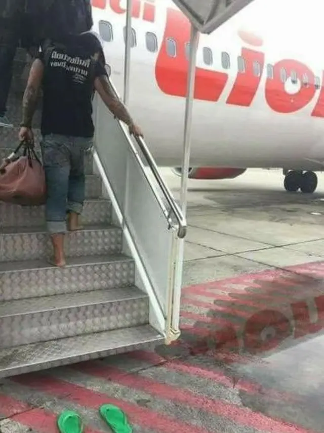 6 Potret Kocak Orang Lepas Sandal di Tempat Umum Ini Bikin Geleng Kepala