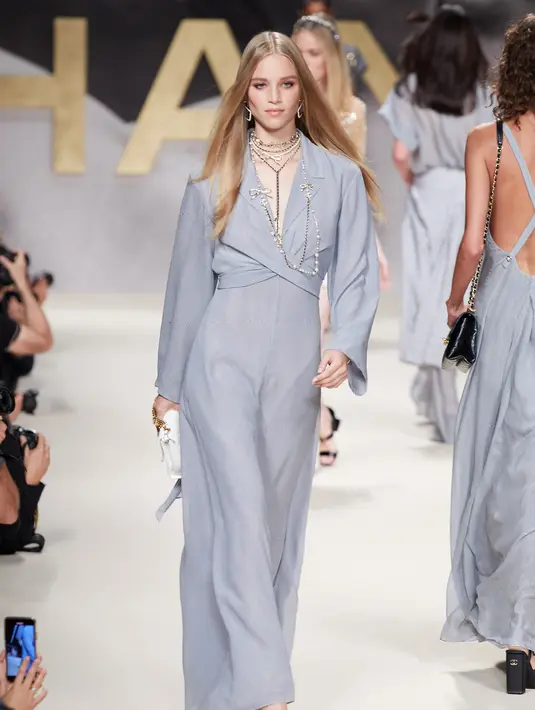 Sedangkan untuk koleksi alas kakinya, dikatakan selalu mengingatkan Virginie Viard pada sepatu bajak laut, sesuatu yang romantis, namun juga penuh misteri.