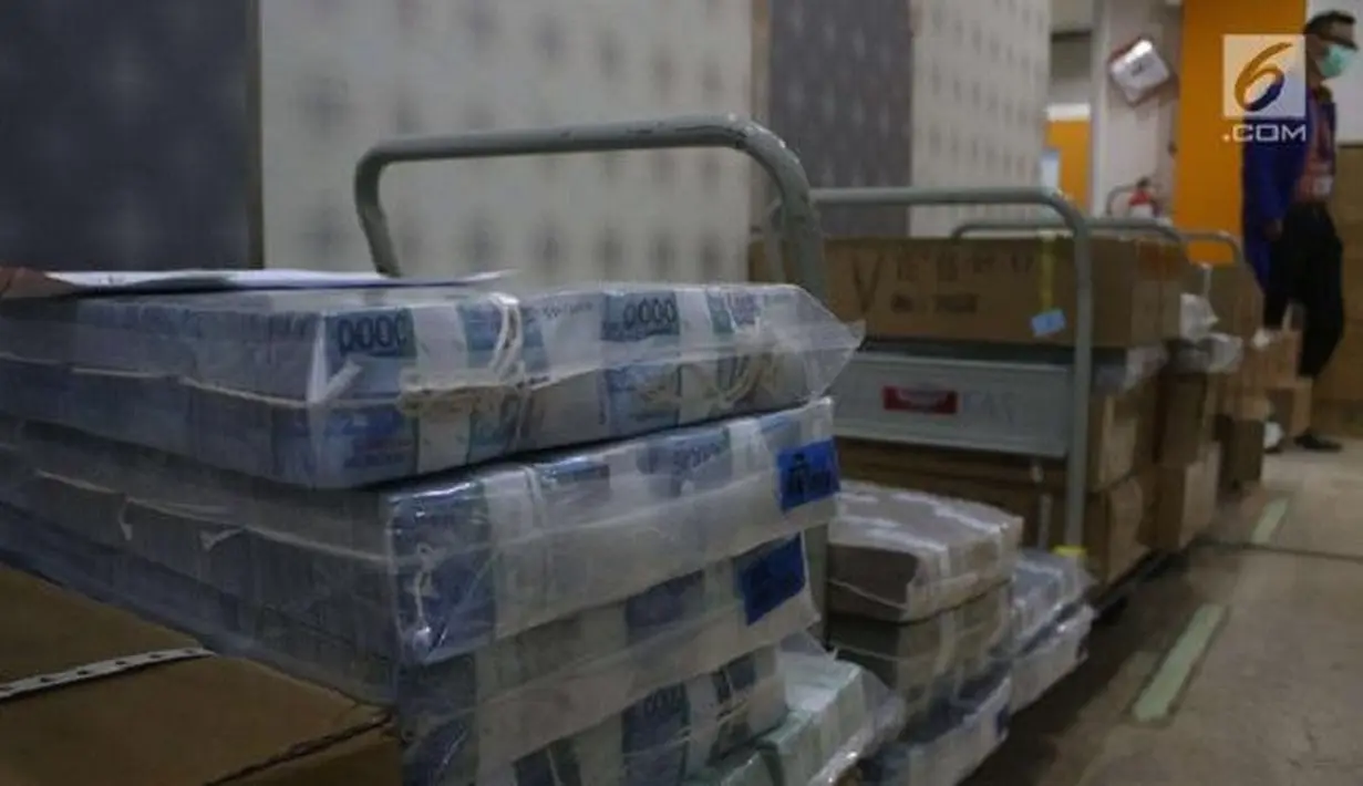 Petugas melakukan pengepakan lembaran uang rupiah di Bank Mandiri, Jakarta, Kamis (21/12). Bank Indonesia (BI) mempersiapkan Rp 193,9 triliun untuk memenuhi permintaan uang masyarakat jelang periode Natal dan Tahun Baru. (Liputan6.com/Angga Yuniar)