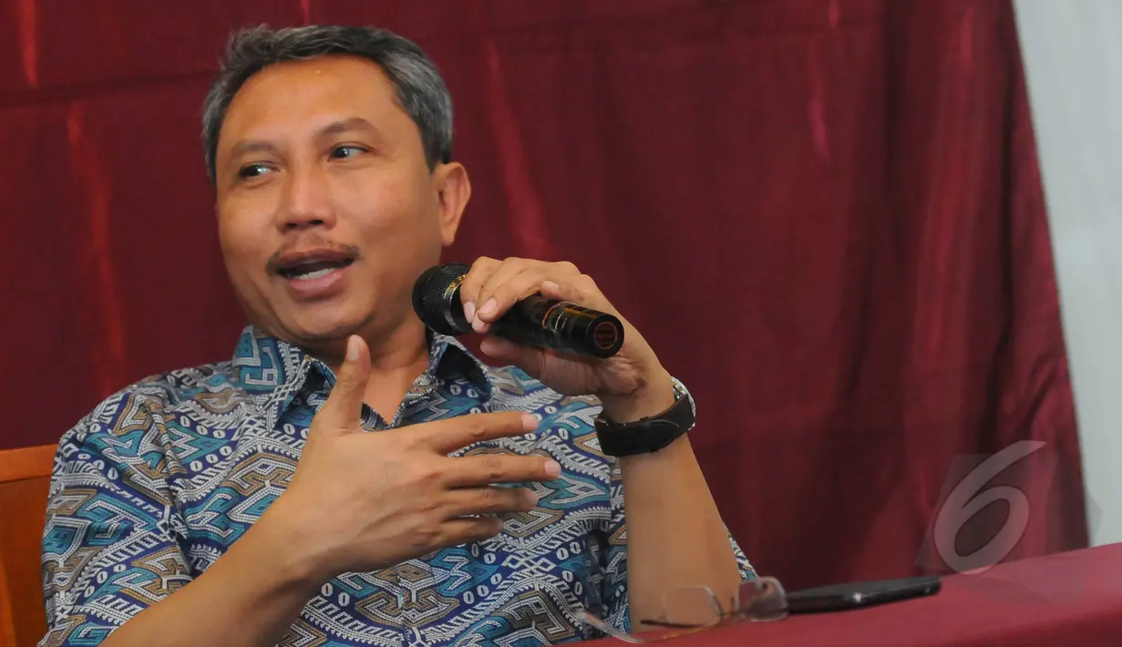 Pengamat politik Timur Tengah, Ali Munhanif saat menjadi pembicara dalam diskusi bertajuk 'ISIS dan Radikalisme' di kawasan Menteng, Jakarta, Jumat (20/3/2015). (Liputan6.com/Herman Zakharia)