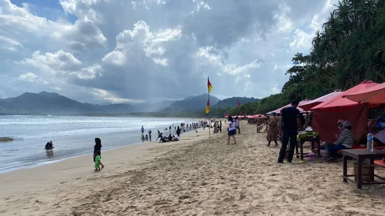Wisata pantai di Banyuwangi dipadati pengunjung saat libur lebaran. (Dian Kurniawan/Liputan6.com).