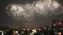 Pertunjukan kembang api untuk merayakan Tahun Baru menghiasi langit di Kim Il Sung Square di Pyongyang, Korea Utara, Minggu (1/1/2023). (AP Photo/Cha Song Ho)