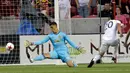 Kiper Manchester United Joel Castro Pereira gagal menghalau bola tendangan gelandang Real Salt Lake, Luis Silva (20) pada pertandingan persahabatan di Sandy, Utah (18/7). MU menang 2-1 atas Real Salt Lake. (AP Photo / Rick Bowmer)