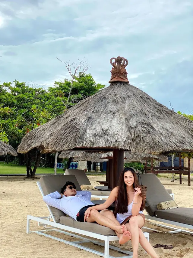 Momen Natasha Ratulangi dan Suami Bulan Madu di Bali, Tampil Mesra. (Sumber: Instagram/natasharatulangi)