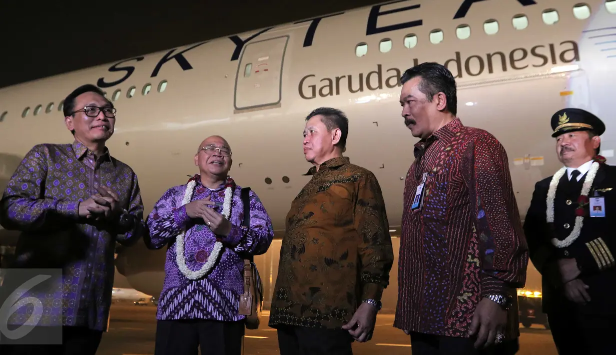 Dirut Garuda, M. Arif Wibowo (kiri) saat menyambut kedatangan pesawat Boeing 777-300ER di hanggar 4 GMF, Bandara Internasional Soekarno Hatta, Tangerang, Kamis (29/10). Pesawat ini memiliki kapasitas penumpang 393 seat. (Liputan6.com/Angga Yuniar)