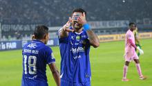Pemain Persib Bandung, Berguinho melakukan selebrasi setelah mencetak gol ke gawang PSBS Biak pada laga pekan ke-18 BRI Super League 2025/2026 di Stadion GBLA, Kota Bandung, Minggu (25/1/2026) malam. (Bola.com/Erwin Snaz)