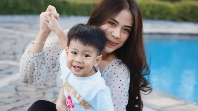 Sudah Jadi Ibu, Ini 6 Potret Zevana Idola Cilik Momong Buah Hati