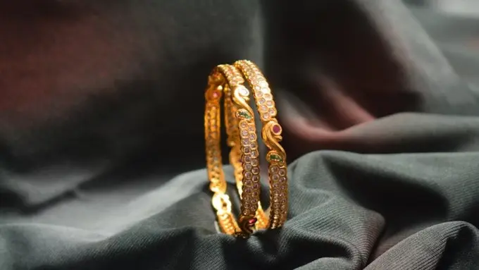 Ilustrasi Gelang Emas (credit: v.govindaraj raj/unsplash)