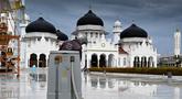 Seorang pekerja membersihkan Masjid Agung Baiturrahman jelang salat tarawih pertama pada bulan suci Ramadan 1447 Hijriah di Masjid Agung Baiturrahman, Banda Aceh, Rabu 18 Februari 2026. Sesaat sebelum menggelar salat tarawih pertama pada bulan suci Ramadan 1447 Hijriah, Masjid Agung Baiturrahman, Banda Aceh, berbenah. (CHAIDEER MAHYUDDIN/AFP)