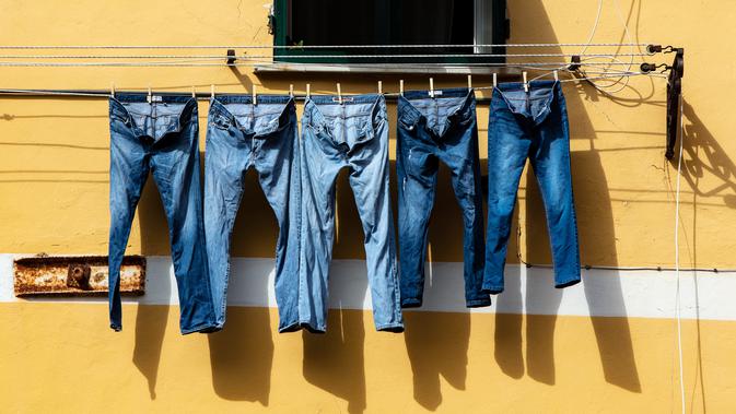 Ilustrasi celana jeans. (dok. unsplash.com/Asnida Riani)