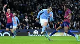 Pemain Manchester City, Erling Haaland (tengah) mencetak gol ke gawang RB Leipzig pada laga lanjutan Grup G Liga Champions 2023/2024 yang berlangsung di Etihad Stadium, Manchester, Rabu (29/11/2023). (AFP/Paul Ellis)