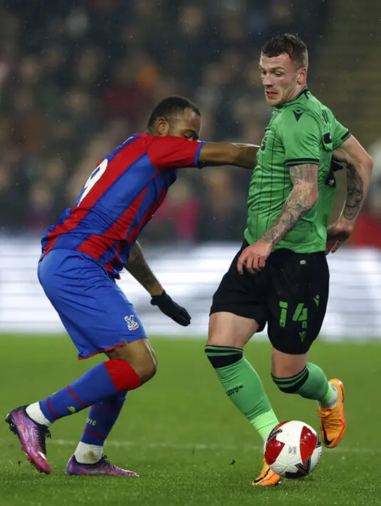 Pemain Stoke City Josh Tymon (kanan) ditantang pemain Crystal Palace Jordan Ayew pada pertandingan putaran kelima Piala FA di Selhurst Park, London, Inggris, 1 Maret 2022. Crystal Palace menang 2-1. (AP Photo/Ian Walton)