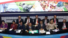 Menko Perekonomian Darmin Nasution bersama sejumlah menteri memberi keterangan pers RAPBN 2019 di Media Center Asian Games, JCC Jakarta, Kamis (16/8). Pemerintah akan menjaga laju inflasi tahun depan di level 3,5%. (Liputan6.com/Fery Pradolo)