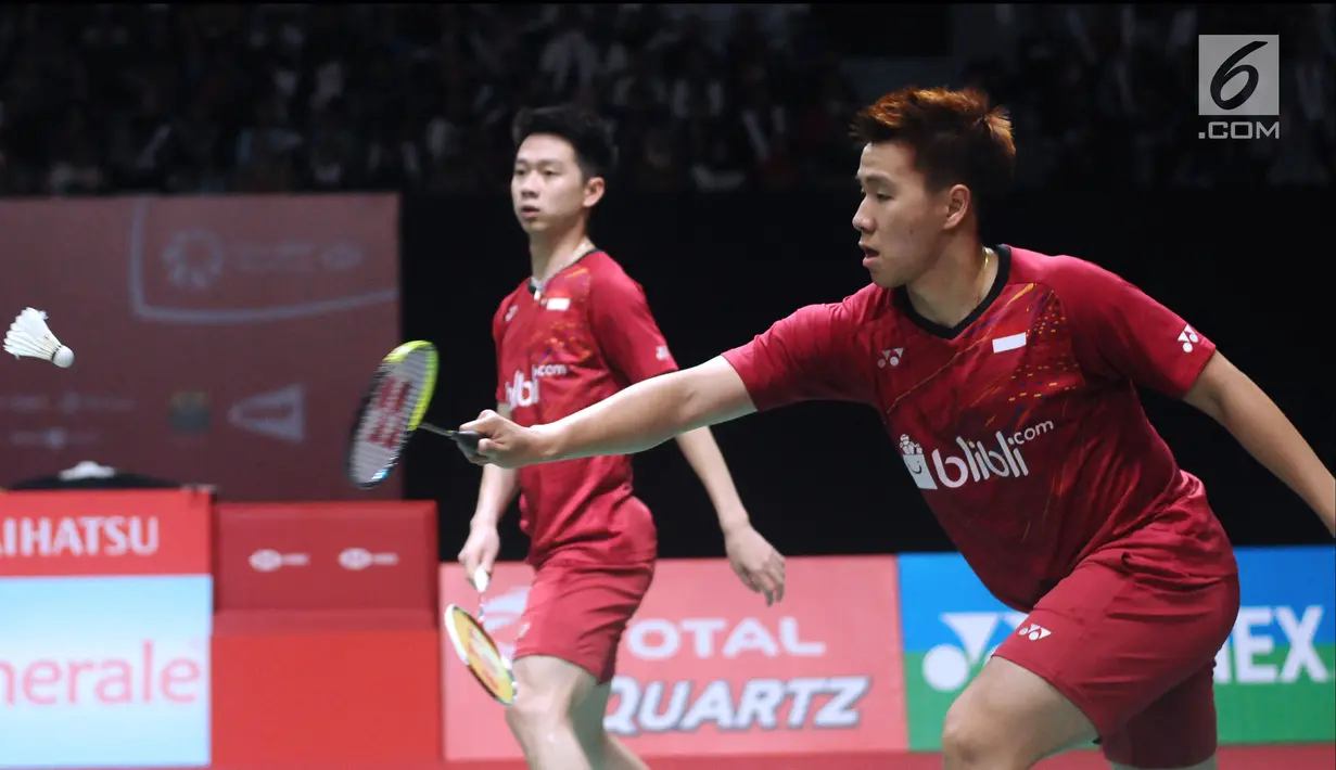 Ganda putra Indonesia, Kevin Sanjaya/Marcus Gideon saat melawan Chen Hung Ling/Wang Chi-Lin (Taiwan) pada perempat final Indonesia Masters 2018 di Istora Senayan, Jumat (26/1). Kevin/Marcus unggul20-22 21-14 21-14. (Liputan6.com/Helmi Fithriansyah)