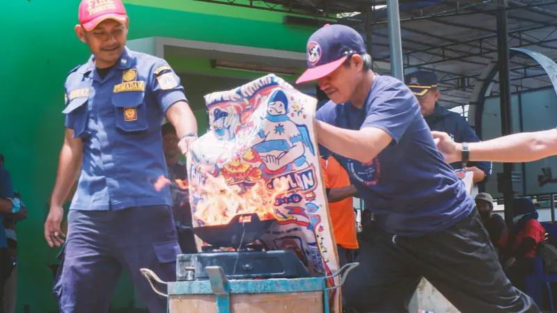 Cegah Kebakaran di Pemukiman Padat Penduduk, BRINS Bagikan Warga Karpet Antiapi.