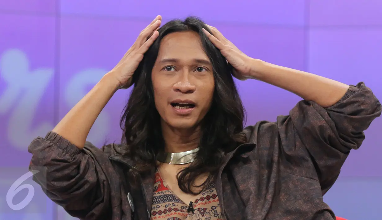 Aming tak habis pikir bagaimana bisa seseorang bisa tega berkata ‘kirain udah mati’ kepada istrinya yang tengah mengalami musibah, Jakarta, Kamis (8/9). (Liputan6.com/Herman Zakharia)