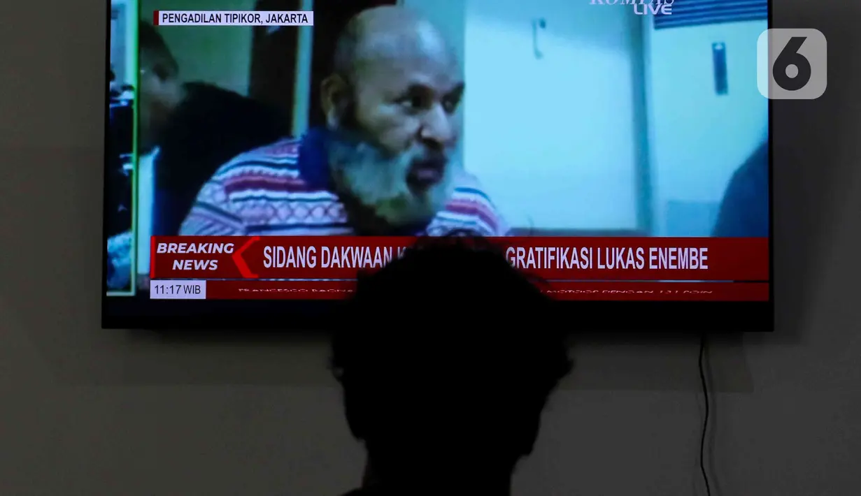 Lukas Enembe dijerat kasus suap dan gratifikasi senilai Rp46,8 miliar dari PT Tabi Bangun Papua. (Liputan6.com/Herman Zakharia)