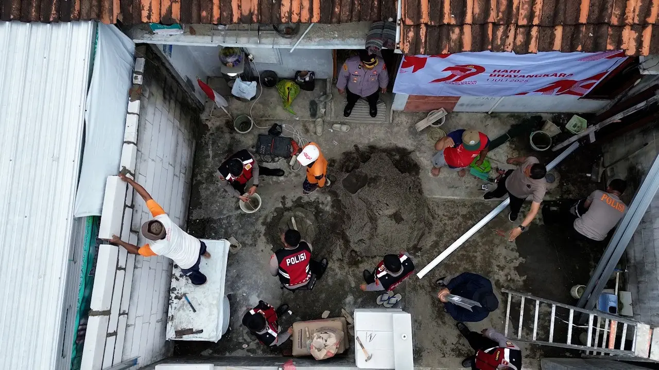 Bedah rumah di Pemalang. (Foto: Liputan6.com/Humas Polres Pemalang)