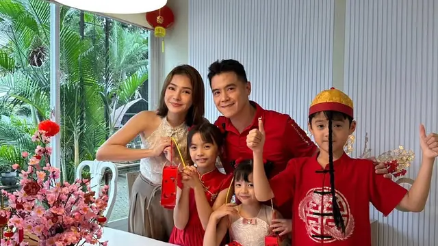 Tampilan Menggemaskan Anak Artis Kenakan Baju Tradisional China saat Imlek 2025.