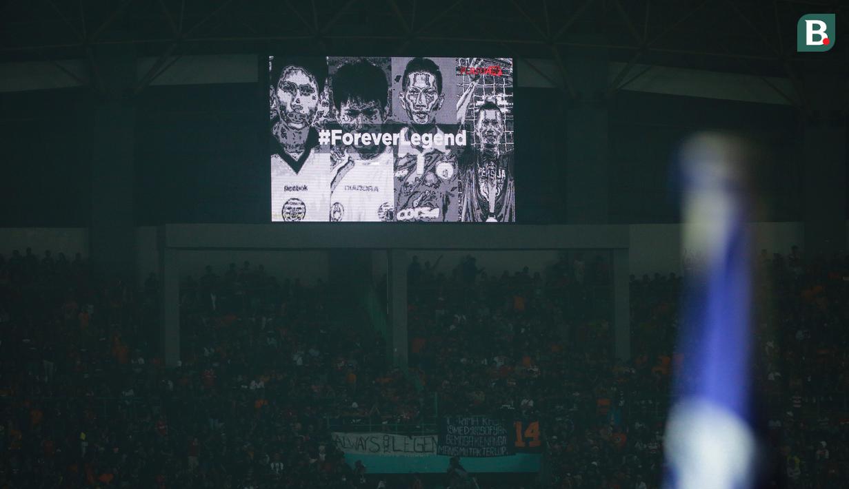 Pasalnya, Persija Jakarta dan suporternya, The Jakmania memberikan tribute kepada Ismed Sofyan. (Bola.com/Bagaskara Lazuardi)