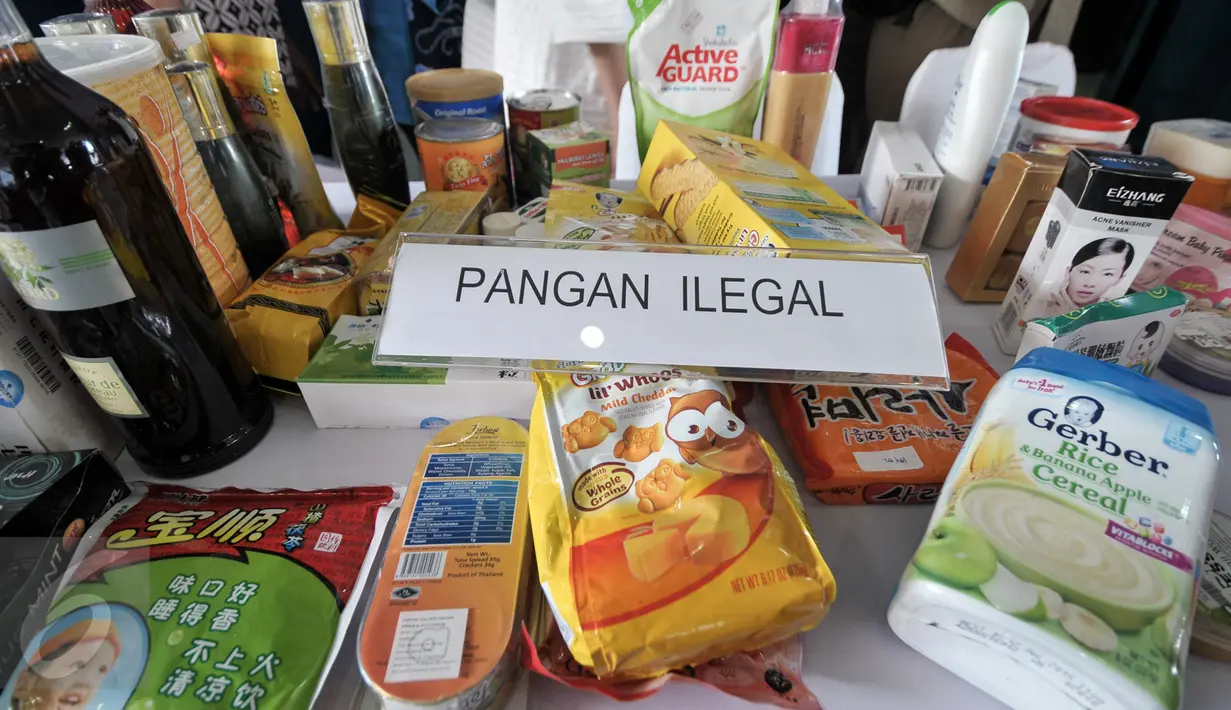 Sejumlah pangan ilegal yang akan dimusnahkan oleh BPOM RI di Cipayung, Jakarta, Kamis (25/8). BPOM memusnahkan 356.309 barang bukti yang terdiri dari 11.164 pangan impor dan 345.145 kosmetik ilegal senilai Rp16 M. (Liputan6.com/Yoppy Renato)