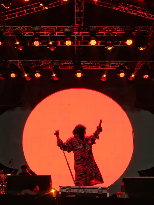 Penampilan Vierratale di panggung Social Chic 2024, Minggu (4/8). [Foto: Adrian Putra/Fimela]