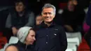 Suporter menggunakan topeng pelatih Chelsea Jose Mourinho pada laga Liga Premier Inggris di Stadion Britania, Minggu (8/11/2015) dini hari WIB. Mourinho dilarang mendampingi timnya oleh Football Association ( FA ). (AFP Photo/PAUL Ellis)