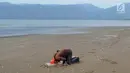 Pencari ikan menunaikan salat asar di bibir Pantai Palangpang, Ciletuh, Sukabumi, Jawa Barat, Minggu (22/9). Pria yang berprofesi sebagai petani ini terpaksa mencari ikan lantaran kemarau membuat sawahnya kering. (Merdeka.com/Arie Basuki)