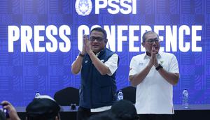 Dua anggota Exco PSSI, Endri Erawan dan Sumardji mengikuti sesi konferensi pers di Menara Mandiri, Jakarta, Selasa (16/12/2025).