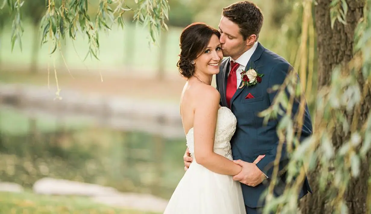 Pasangan calon pengantin Clayton dan Brittany Cook sedang berpose untuk foto pernikahannya di jembatan Cambrige, Ontario, ketika sang pria melihat seorang bocah kesulitan berenang di sungai. (HATT PHOTOGRAPHY / Facebook)