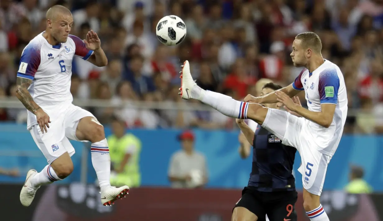 Bek Islandia, Ragnar Sigurdsson, berusaha membuang bola saat melawan Kroasia pada laga grup D Piala Dunia di Rostov Arena, Rostov-on-Don, Selasa (26/6/2018). Kroasia menang 2-1 atas Islandia. (AP/Natacha Pisarenko)