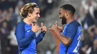 Striker tim nasional Prancis yang bermain di Lyon, Alexandre Lacazette (kanan), menjadi incaran serius Arsenal pada musim panas 2017. (AFP/Damien Meyer)
