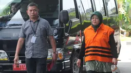 Anggota DPRD Kota Malang dari Partai Golkar Rahayu Sugiarti dikawal petugas tiba untuk menjalani pemeriksaan perdana oleh penyidik pasca penahanan di gedung KPK, Jakarta, Rabu (28/3). (Merdeka.com/Dwi Narwoko)